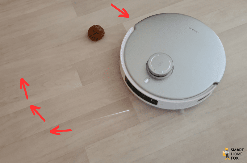Der ECOVACS DEEBOT T20 OMNI umfährt ein flaches Hindernis im Test.
